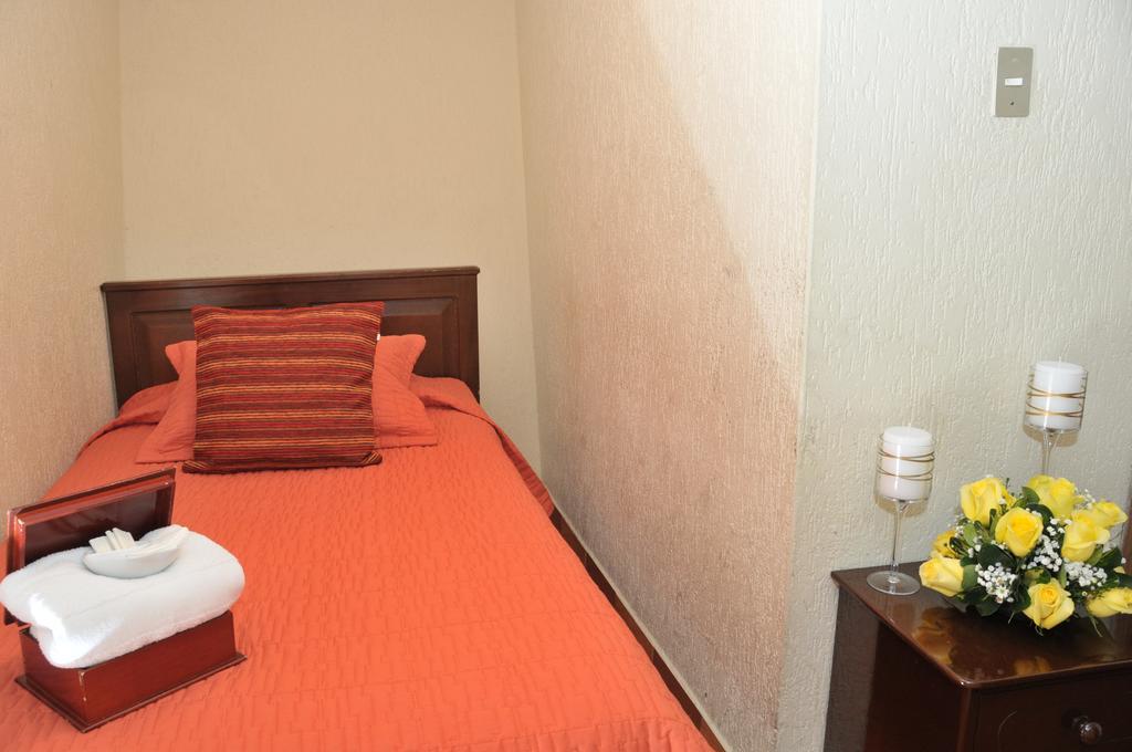 Hotel Margarita 2 Quito Ruang foto