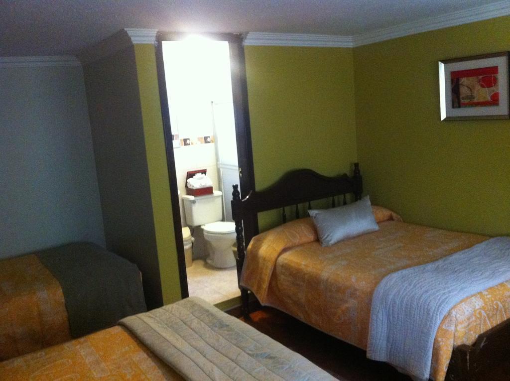 Hotel Margarita 2 Quito Ruang foto